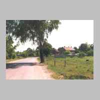 022-1190 Goldbach im Juni 1993. Ortseinfahrt Goldbach aus Richtung Roddau Perkuiken kommend. 1. Haus Anwesen Angrabeit, rechts Dach Gasthaus Peterson.jpg